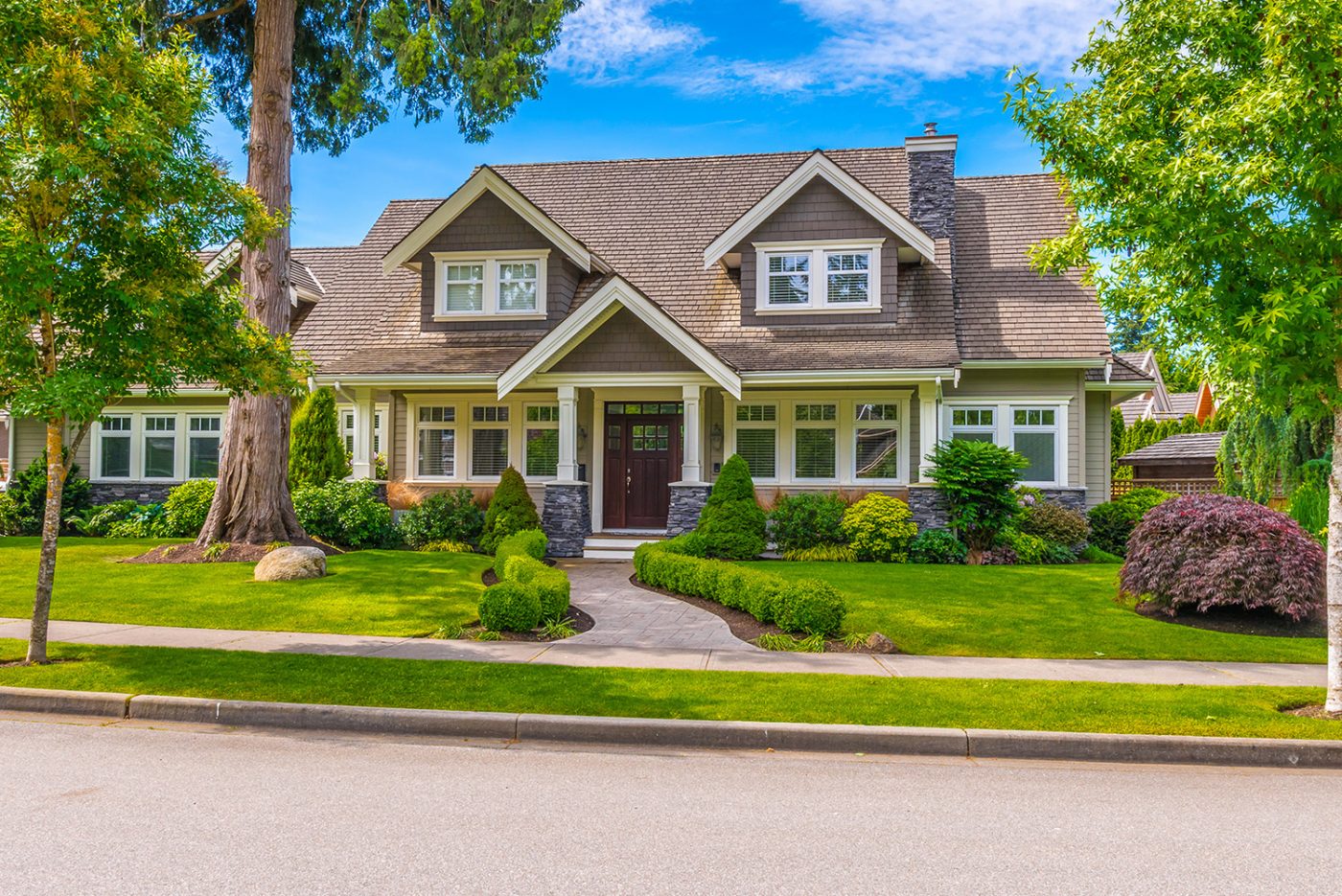 Luxury home with landscaped yard, representing estate moving services in NYC for high-end properties.