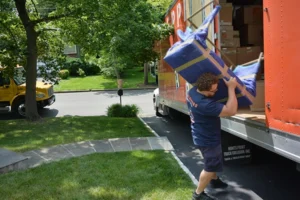 Shleppers mover getting packages out of truck